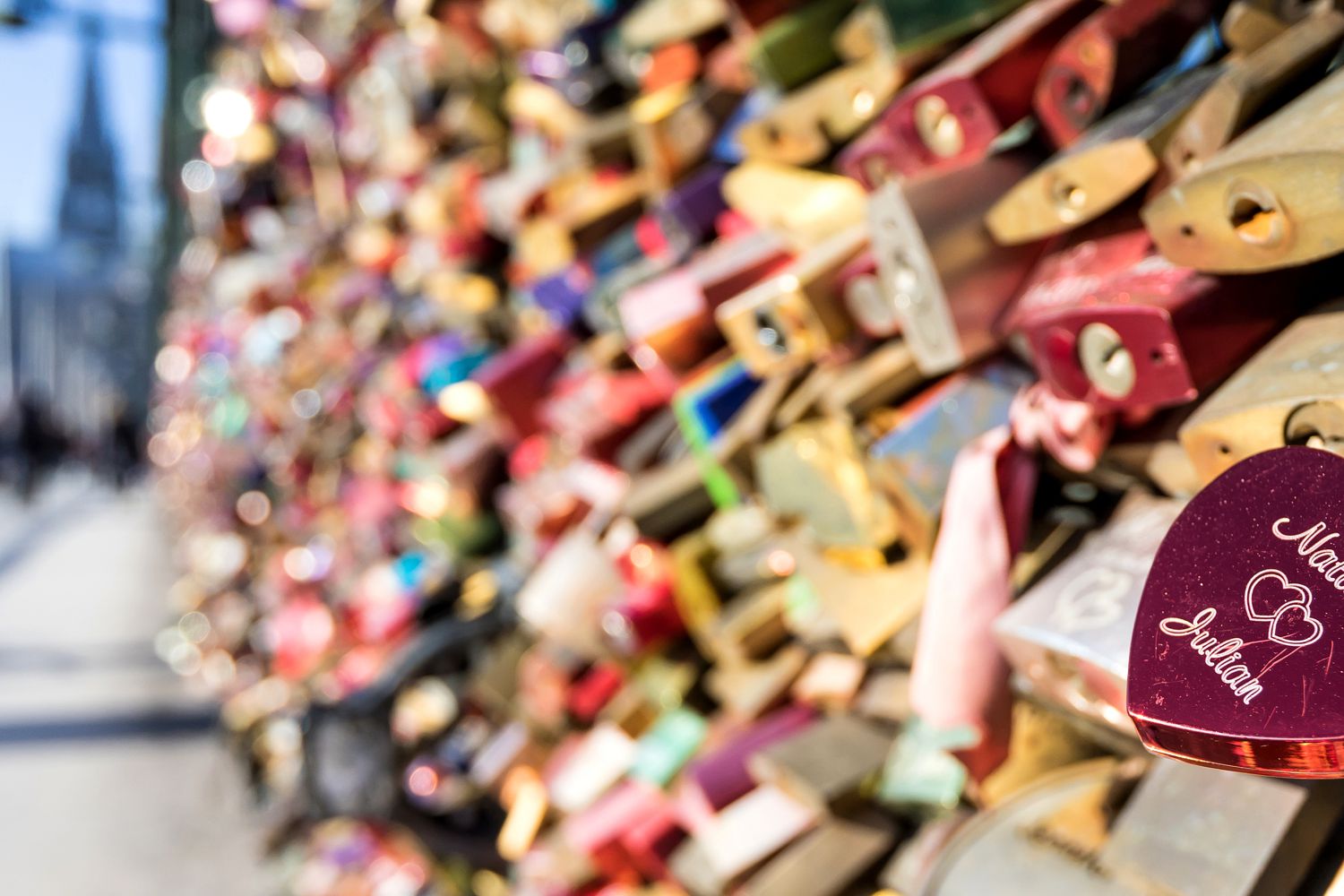 Rechtsfragen gibt es auch immer wieder rund um die Hohenzollernbrücke in Köln